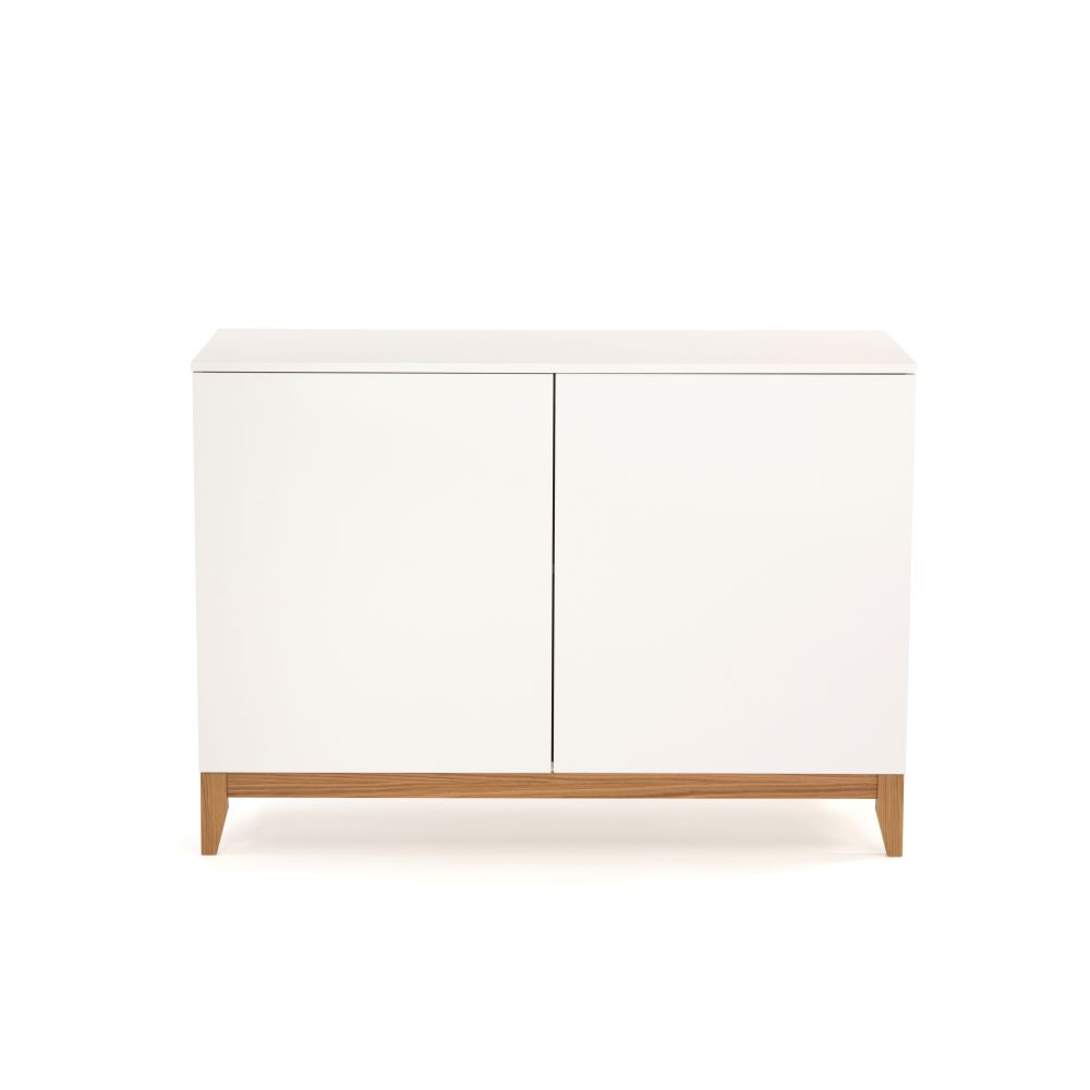 Blanco senkki, runko ja 2 ovea melanmiinipinnoitettu, hylly, jalusta tammiviilutetua vaneria, jalusta massiivitammea. Lev. 120 cm, syv. 48 cm ja kork. 85 cm.