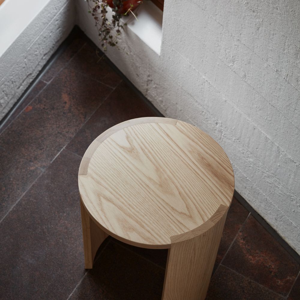 Made by Choice - Airisto -sivupöytä / jakkara, saarnea - Image 3