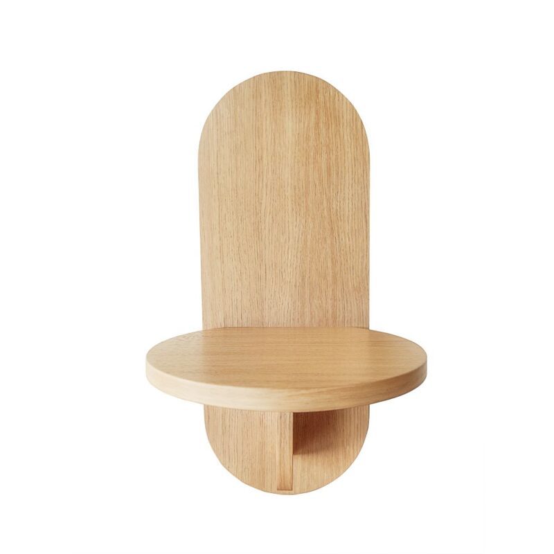 Soft seinähylly, leveys 20 cm, syvyys 25 cm ja korkeus 50 cm, tammiviilutettua kalustelevyä. Kirkas lakka. Paino 4 kg.