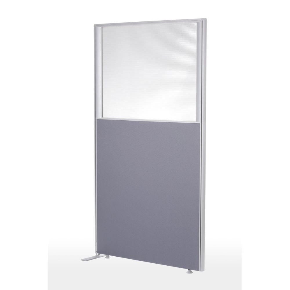 Toplux EW168W yläikkunallinen väliseinäke. Verhoiltu harmaalla kankaalla. Yläosassa läpinäkyvä plexi. Lev. 80 cm, korkeus 163 cm ja paksuus 3.5 cm.